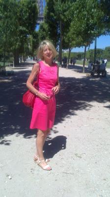 s'il te plaît, rends hommage ou fais semblant de cette dame
