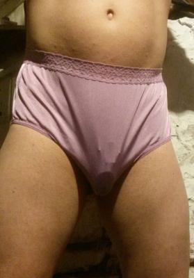 Sissy cocu place pendant que la femme baise à l'étage
