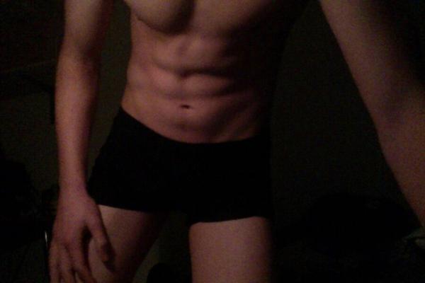 yo medio desnudo