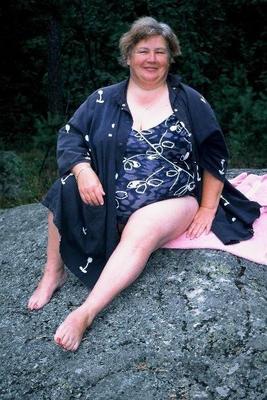 La anciana gorda se desnuda al aire libre, puedes hacerla da dink a dink