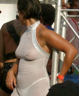Sans soutien-gorge