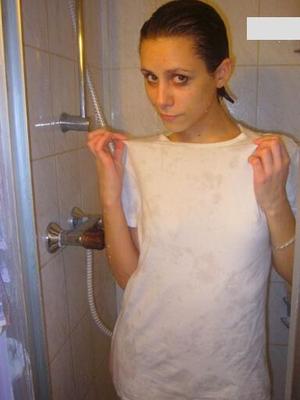Fille chaude se déshabille n'importe où