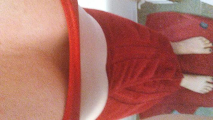 Sissy en spandex rojo brillante