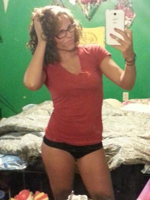 slut takes nude pics