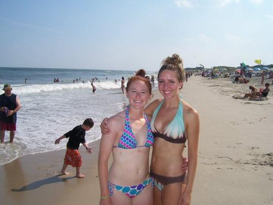 Teen Sluts in Bikinis pour abus, commentaires, contrefaçons et hommage