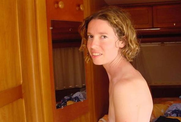Esposa amadora nerd de vestido azul tirando a roupa no rio