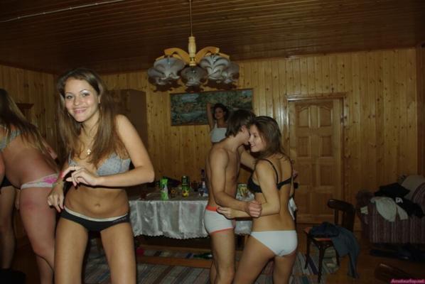 Voyage sexuel en groupe pour adolescents sauvages