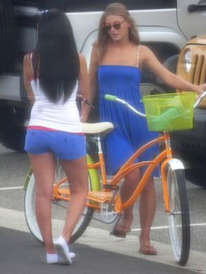 率直なストリートの写真 バイクと女の子