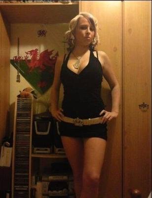ブロンドの元ガールフレンドが素晴らしいおっぱいを見せます