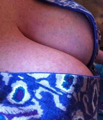 Des gros seins habillés pour l'attention du public et ça marche ;)
