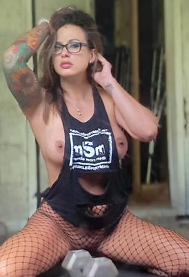 MILF Kayley Heißes Muskelshirt