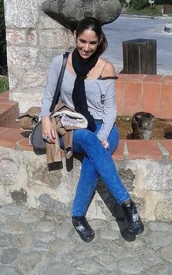 Christelle, vue sur ses jolies jambes et ses belles hanches