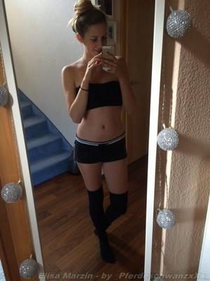 Elisa nackt im Flur - Hot german teen nude at home