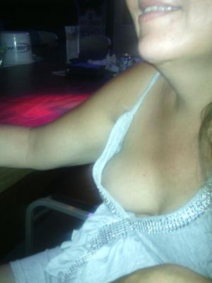 Rosemary brilhando em vestido cinza