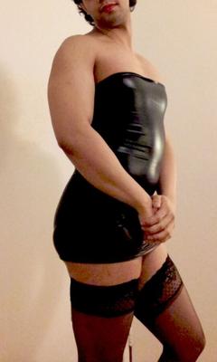 Travestismo con sexy vestido negro y bragas