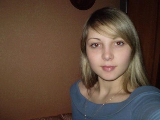 Blonder Teenager posiert nackt