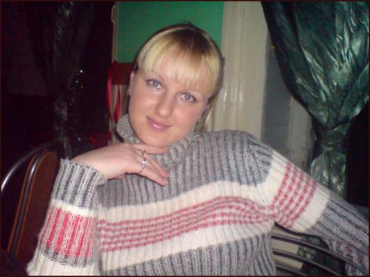 Лена села на член киски