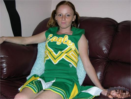 Nackter rothaariger Cheerleader-Teenager – Echte Amateurmodels