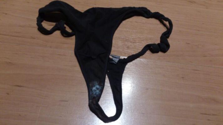 Las bragas sucias de mi mujer (córrete en ellas) 005