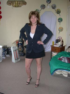 SexySlut Auntie Knows How to Make Sunday Afternoon Fun