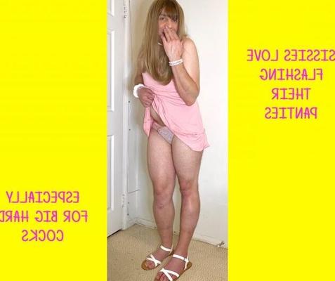 Weiche Sissy mit Höschentaille träumt vom Saugen