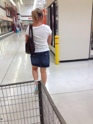 Femme sexy exposée et baisée dehors