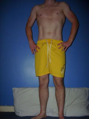 Cara gostoso deixa cair o short