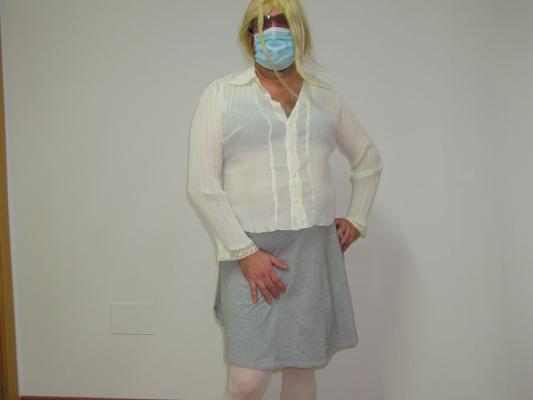 Eu fazendo crossdressing, usando saia e meia-calça