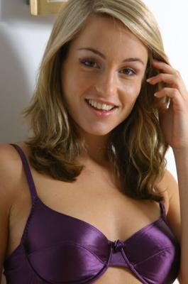 Mélanie en culotte en satin violet et soutien-gorge en satin violet