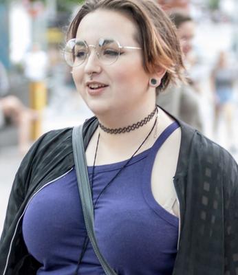 セクシーなぽっちゃり女性（ショートパンツ姿の美女、ぽっちゃり女性）