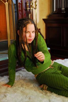 Hippie-Göttin Ivy ist drinnen behaart