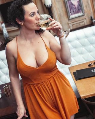 Vollbusige spanische MILF