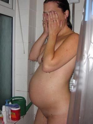 妊娠中の熟女アンナ