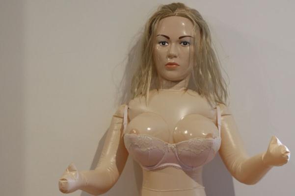 セックスラブドールは柔らかいピンクのブラジャーを見せてくれます