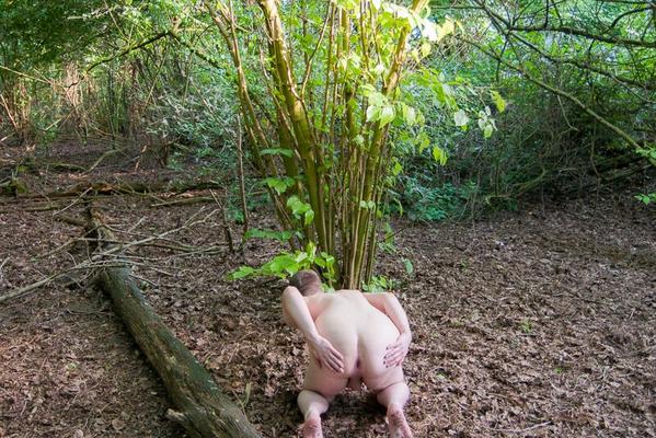 Puta indo nua ao ar livre na floresta