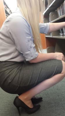 Novia amateur se muestra en el trabajo en la biblioteca y después del entrenamiento