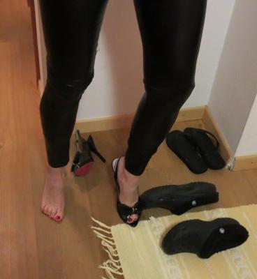 ピープトゥヒールとぴったりとしたレギンスを履いた妻