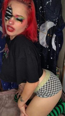 Uma garota gótica nerd moleca muito gostosa e sexy