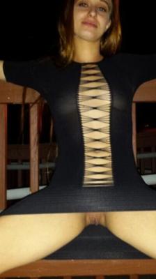 Mulher fumando com vestido transparente