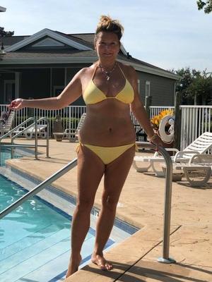 Big Titted MILF Jayne in Bikinis sieht heiß aus. 