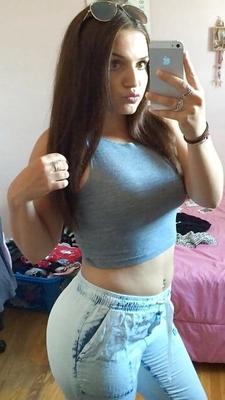 Essa adolescente italiana gosta de homens negros, tão sexy!!