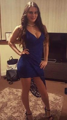 Chicas en minivestido ajustado y tacones altos.