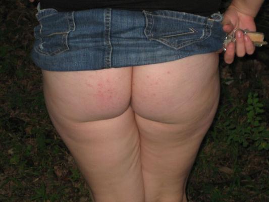 巨尻のぽっちゃりティーンは森の中で汚い男たちとセックスするのが好き
