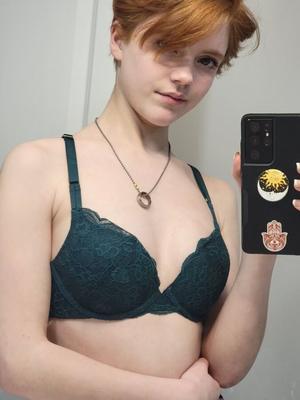 ウィロー・トライ赤毛ティーンふしだらな女