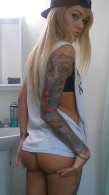 Une nana tatouée qui veut de l'attention.. ;P