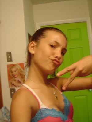 Sexy Senior Schoolgirl Devon Cuecas Posando