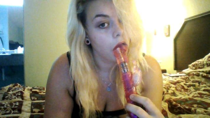 Chupando meu vibrador desejando que fosse o papai