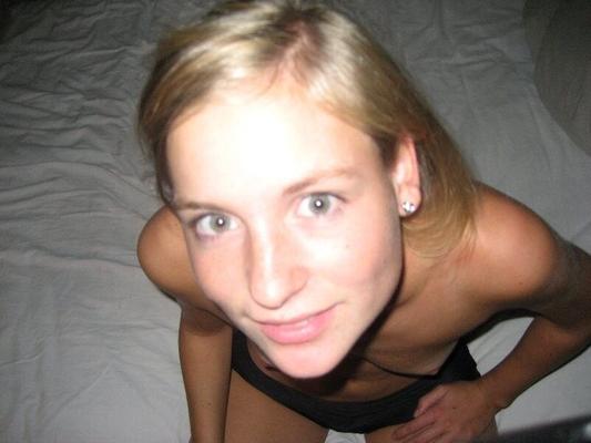 Amateur Porn Paradise: Rubia delgada recibe una corrida en sus pequeñas tetas
