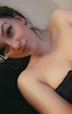 Gothic-Amateur-Babe