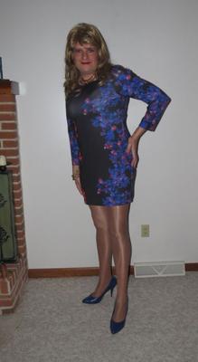Crossdresser em um vestido floral